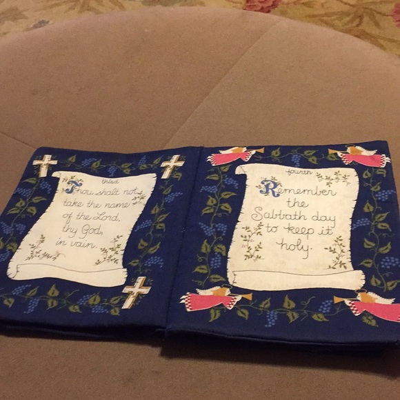 The Ten Commandments Cloth Book - Picture 3 of 8